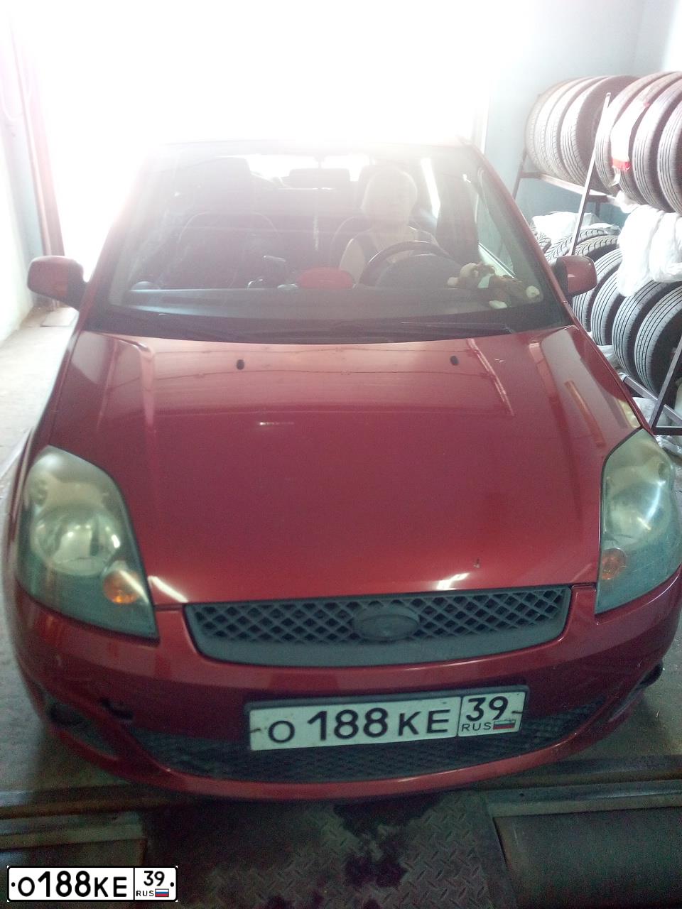 Фото автомобиля FORD FIESTA / ASPIRE, 2008 — госномер О188КЕ39. Цвет: КРАСНЫЙ