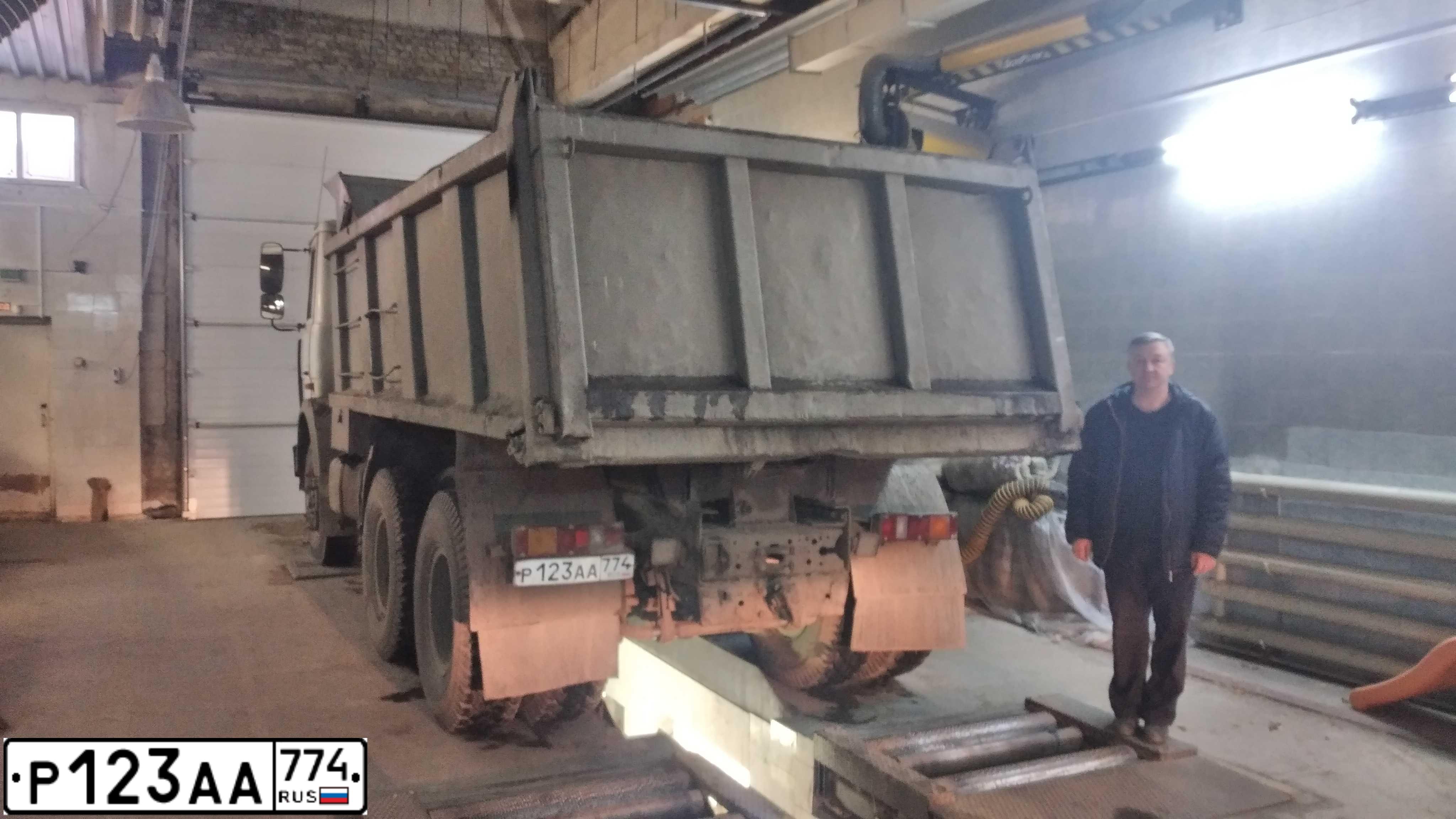Фото автомобиля MAZ 5516 /6X4/, 2005 — госномер Р123АА774. Цвет: Белый