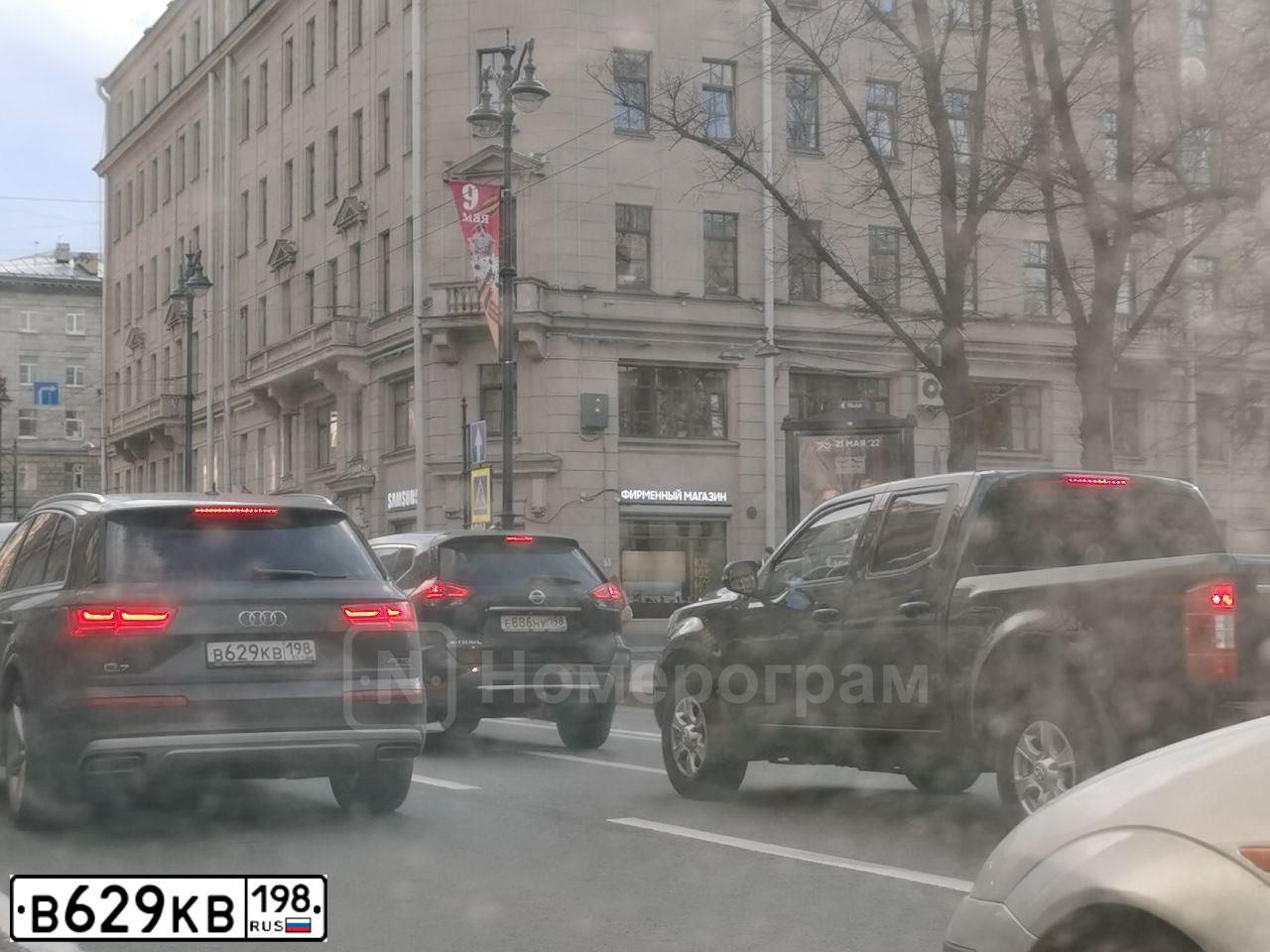 Фото автомобиля AUDI Q7, 2018 — госномер В629КВ198. Цвет: Коричневый