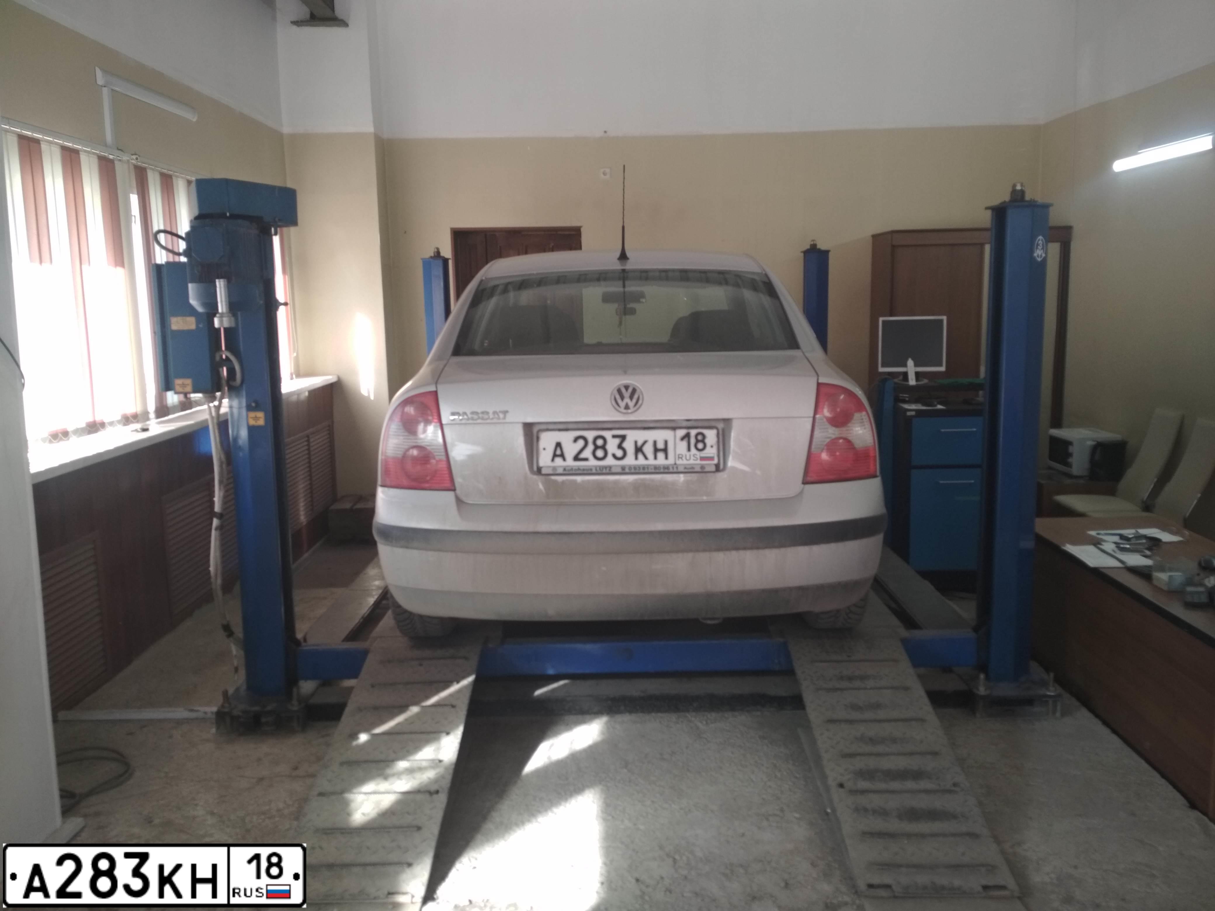 Фото автомобиля VOLKSWAGEN PASSAT, 2002 — госномер А283КН18. Цвет: БЕЛЫЙ