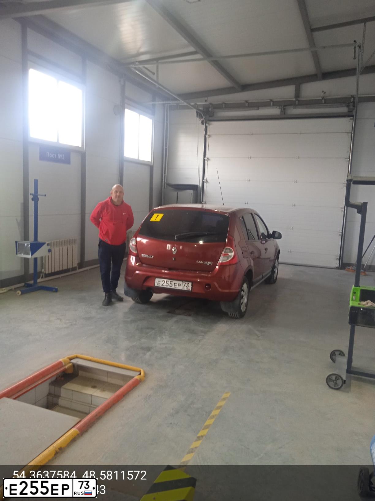 Фото автомобиля RENAULT SANDERO, 2011 — госномер Е255ЕР73. Цвет: КРАСНЫЙ