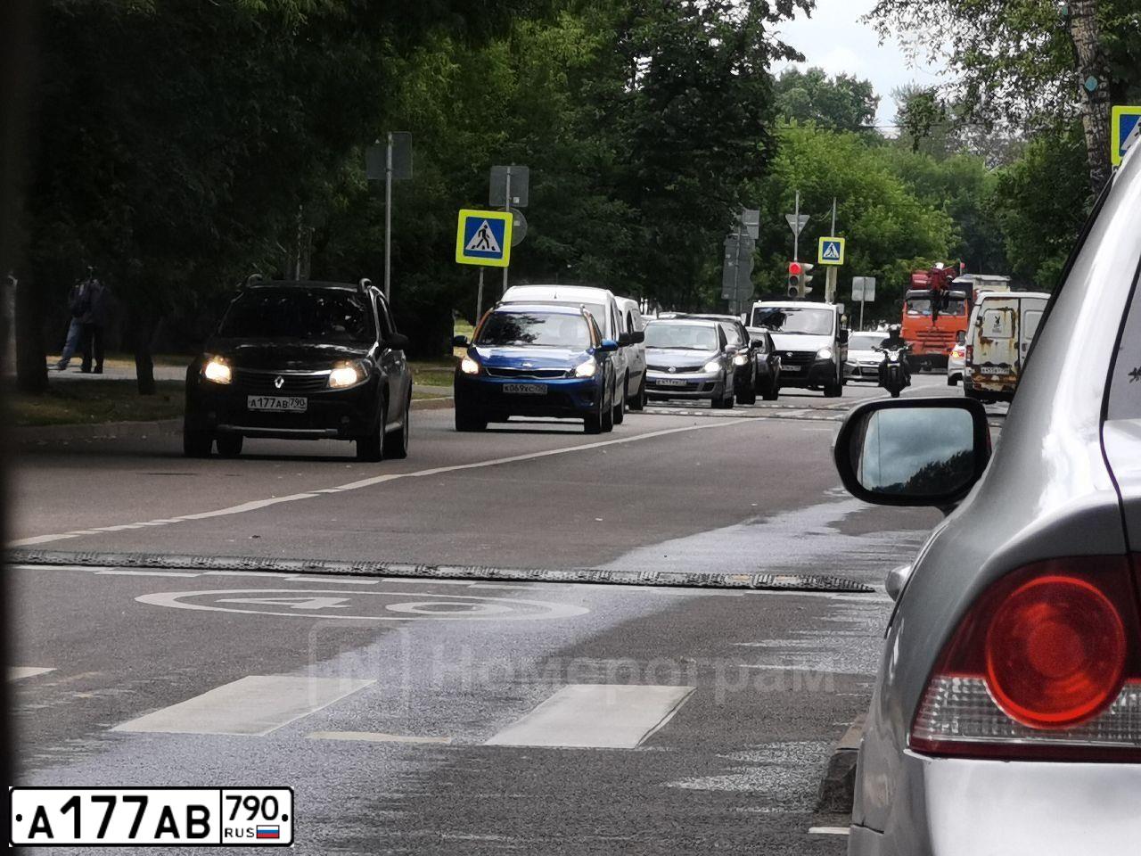 Фото автомобиля RENAULT SANDERO, 2013 — госномер О104СК799. Цвет: ЧЕРНЫЙ