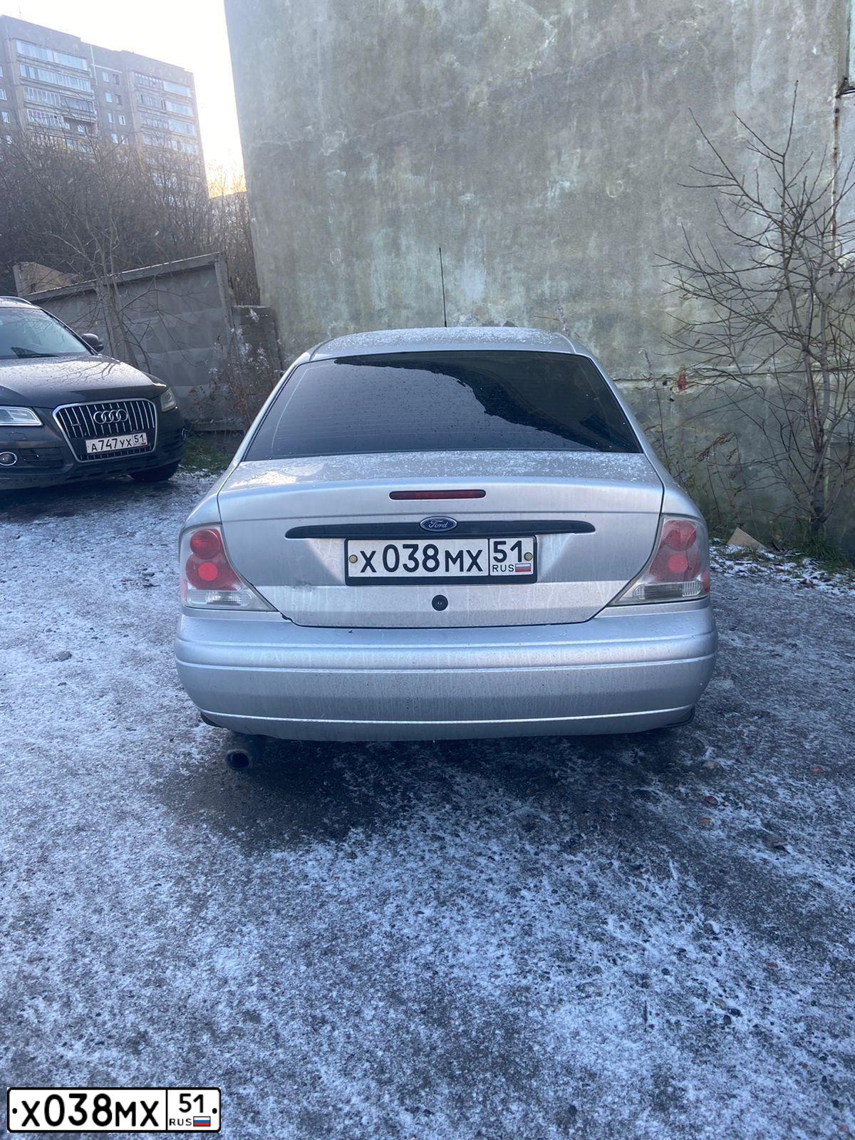 Фото автомобиля FORD FOCUS, 2001 — госномер В221НР51. Цвет: Серебристый