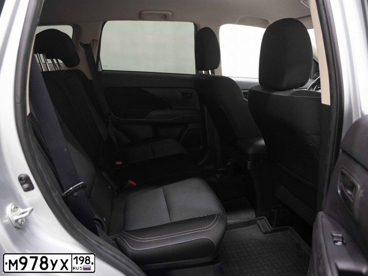 Фото автомобиля MITSUBISHI OUTLANDER, 2019 — госномер Е693АН198. Цвет: Серебристый