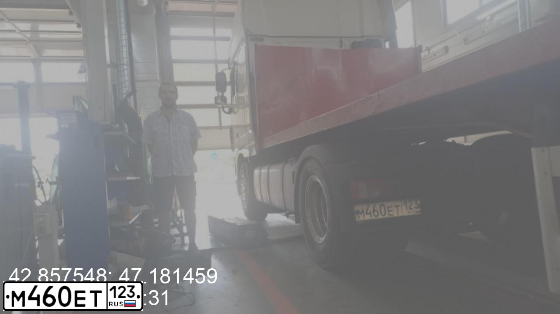 Фото автомобиля DAF XF 105 FT /4X2/, 2009 — госномер М460ЕТ123. Цвет: СЕРЕБРИСТЫЙ