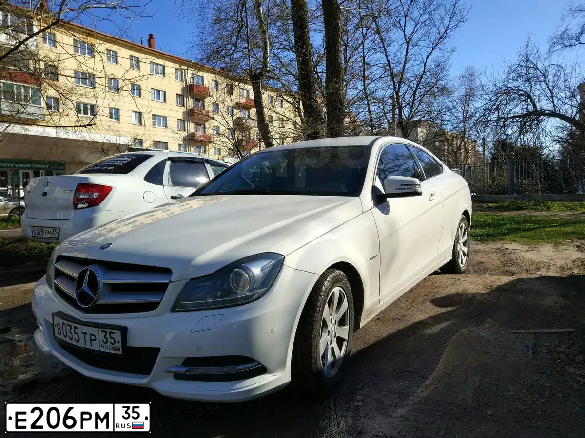 Фото автомобиля ЛАДА 219010 ЛАДА ГРАНТА, 2015 — госномер М318НС35. Цвет: БЕЛЫЙ