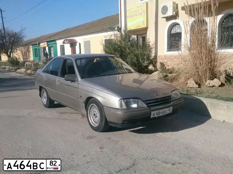 Фото автомобиля OPEL OMEGA, 1988 — госномер М547ОУ82. Цвет: Серый