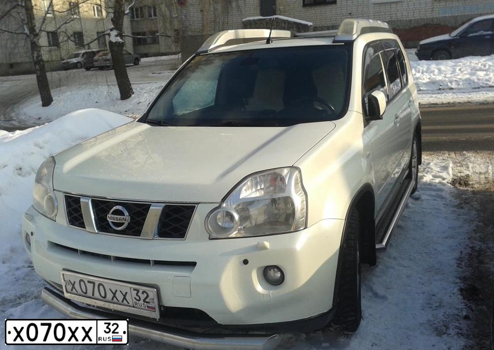 Фото автомобиля NISSAN X-TRAIL, 2007 — госномер Х070ХХ32. Цвет: БЕЛЫЙ