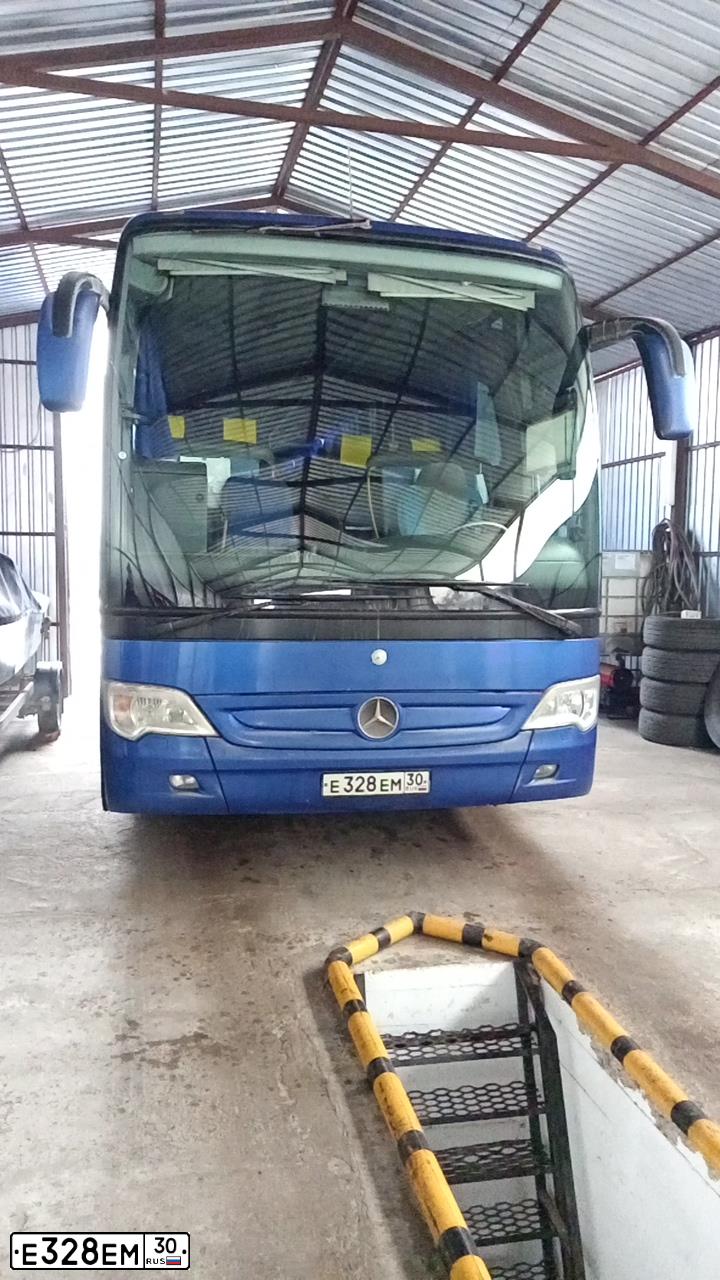 Фото автомобиля MERCEDES O 580 TRAVEGO, 2007 — госномер Е328ЕМ30. Цвет: СИНИЙ