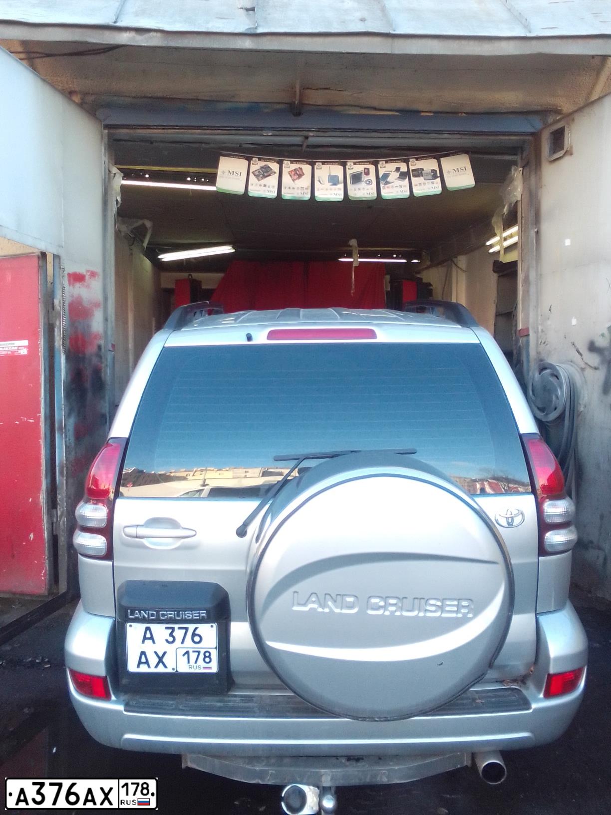 Фото автомобиля TOYOTA LANDCRUISER, 2005 — госномер А376АХ178. Цвет: СЕРЕБРИСТЫЙ