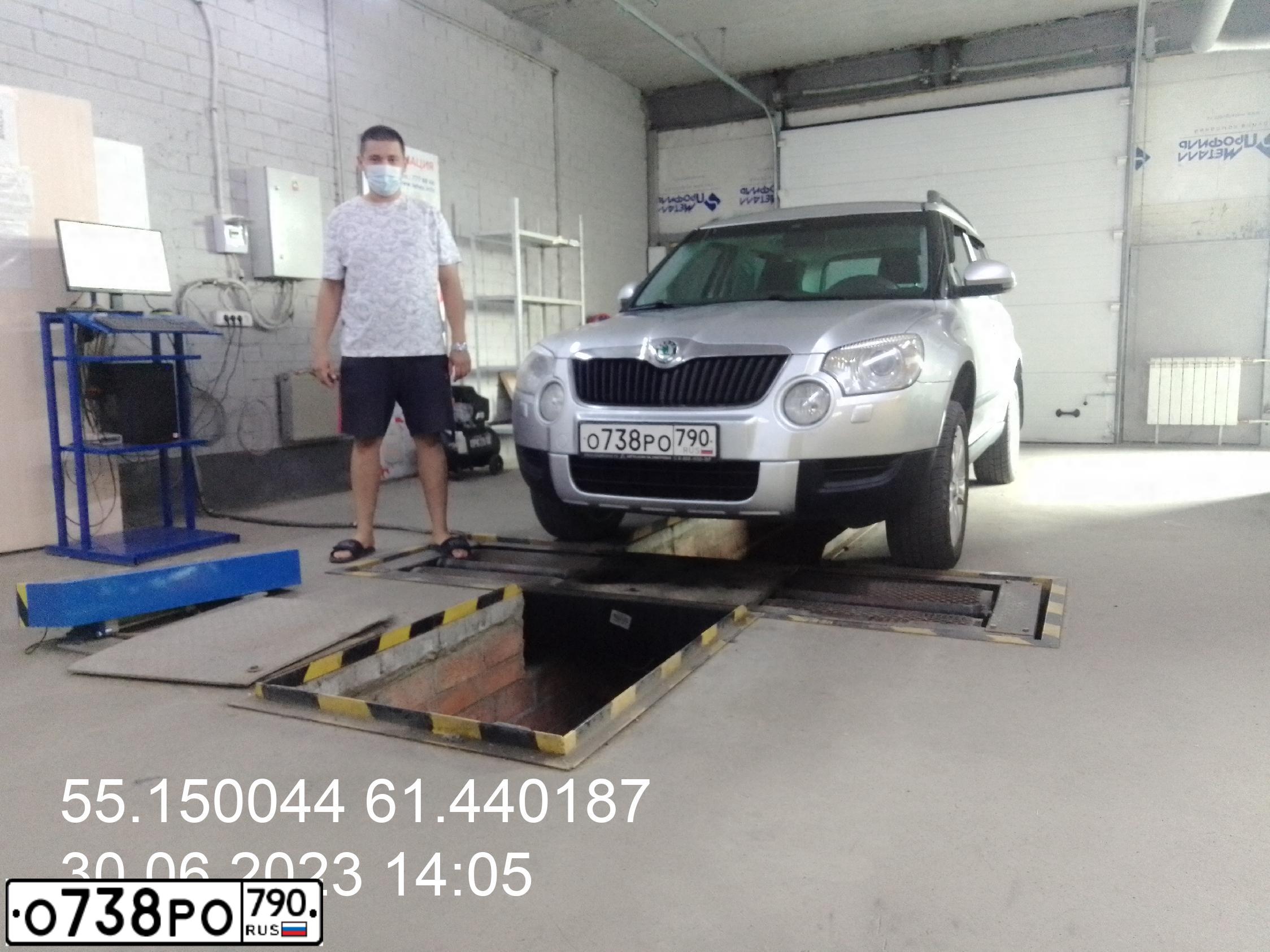 Фото автомобиля SKODA YETI, 2013 — госномер Е844КК774. Цвет: СЕРЕБРИСТЫЙ
