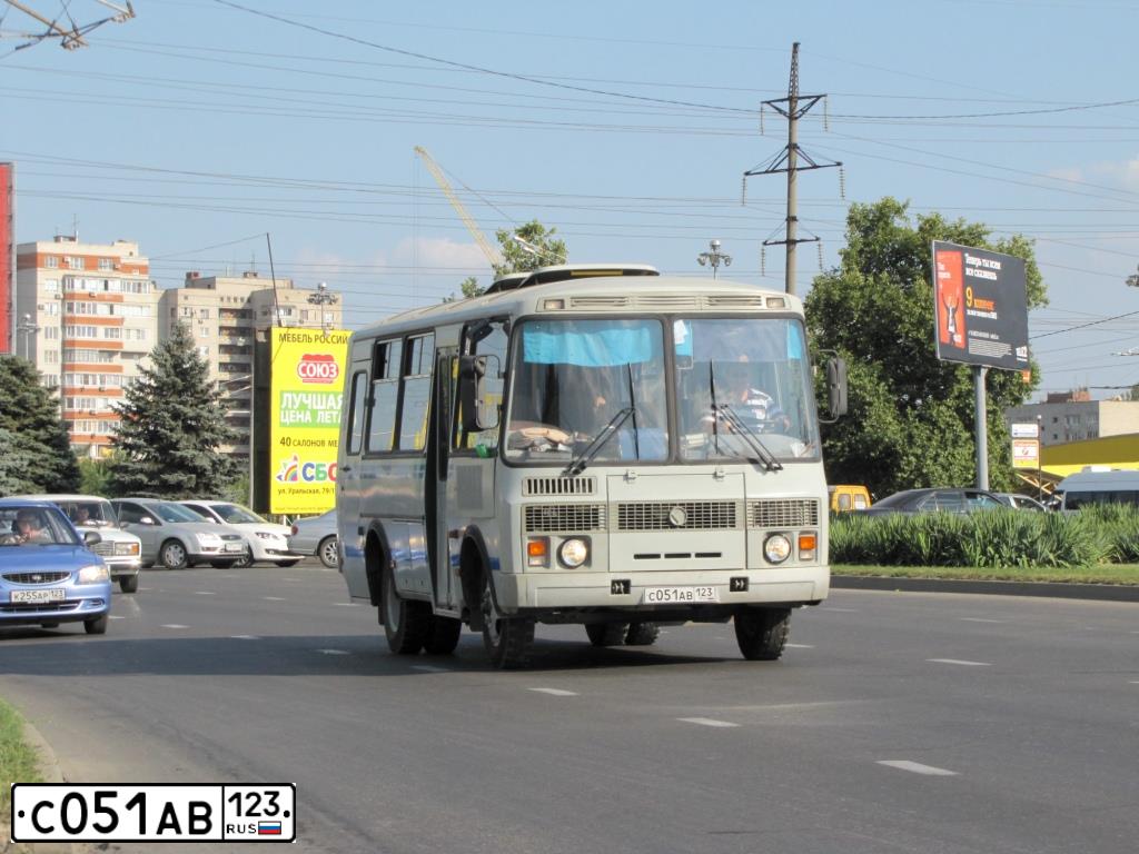 Фото автомобиля PAZ 3205, 2010 — госномер Е384НЕ30. Цвет: СЕРО-СИНИЙ