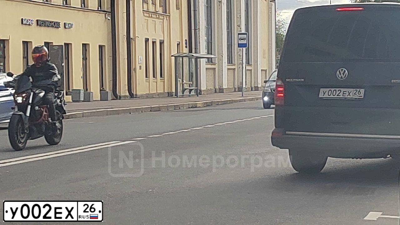 Фото автомобиля TOYOTA CAMRY, 2010 — госномер У002ЕХ26. Цвет: ЧЕРНЫЙ