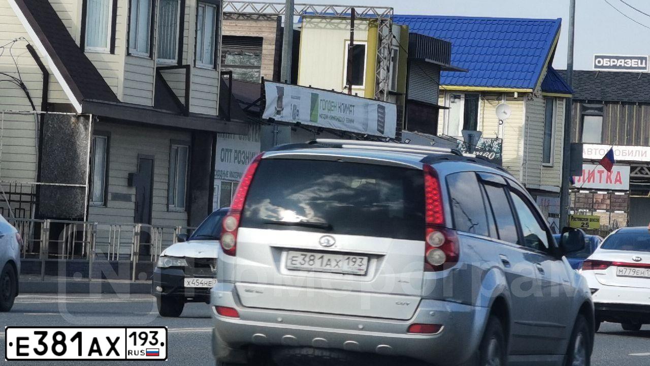 Фото автомобиля GREAT WALL H5, 2013 — госномер Е381АХ193. Цвет: СВЕТЛО-СЕРЫЙ
