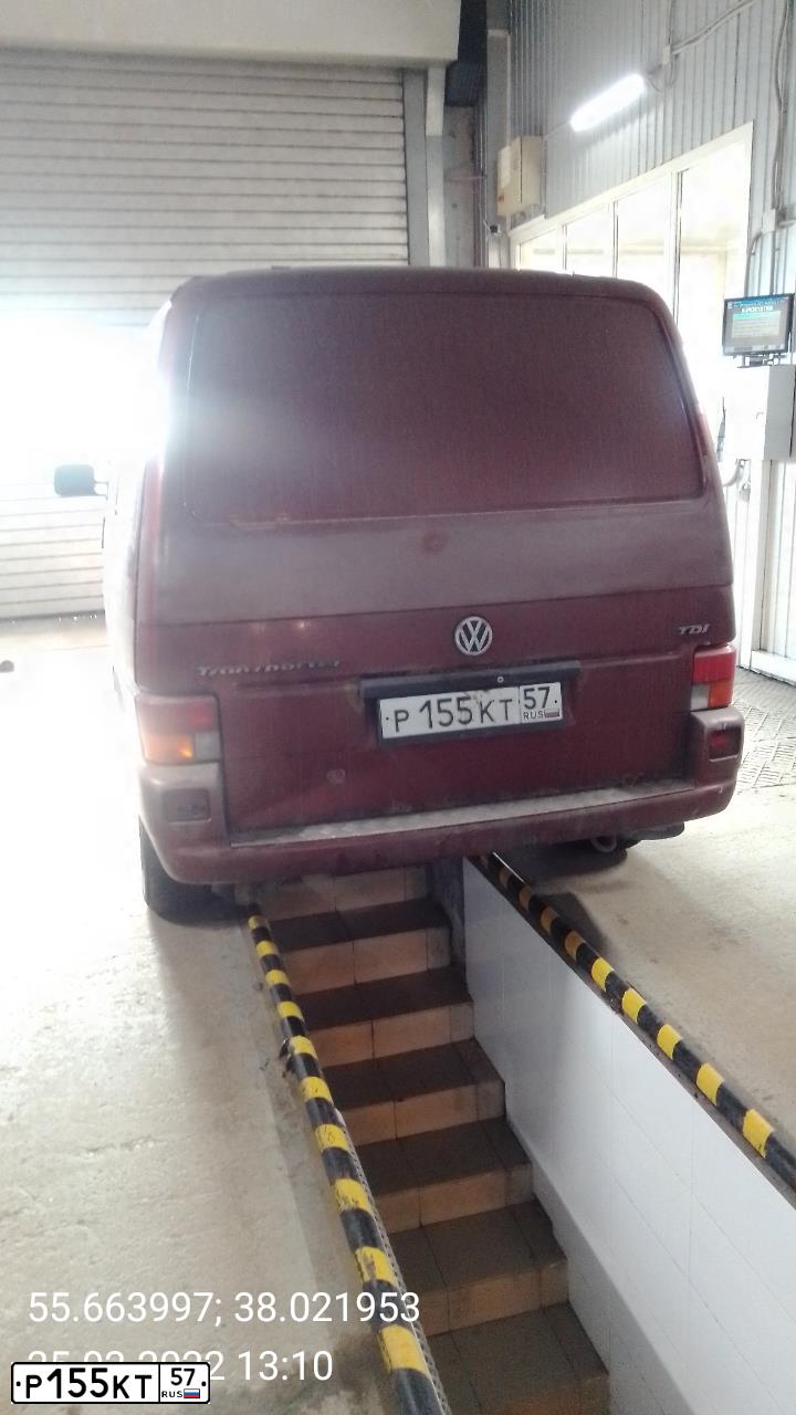 Фото автомобиля VOLKSWAGEN TRANSPORTER, 2000 — госномер У443ТУ33. Цвет: Красный