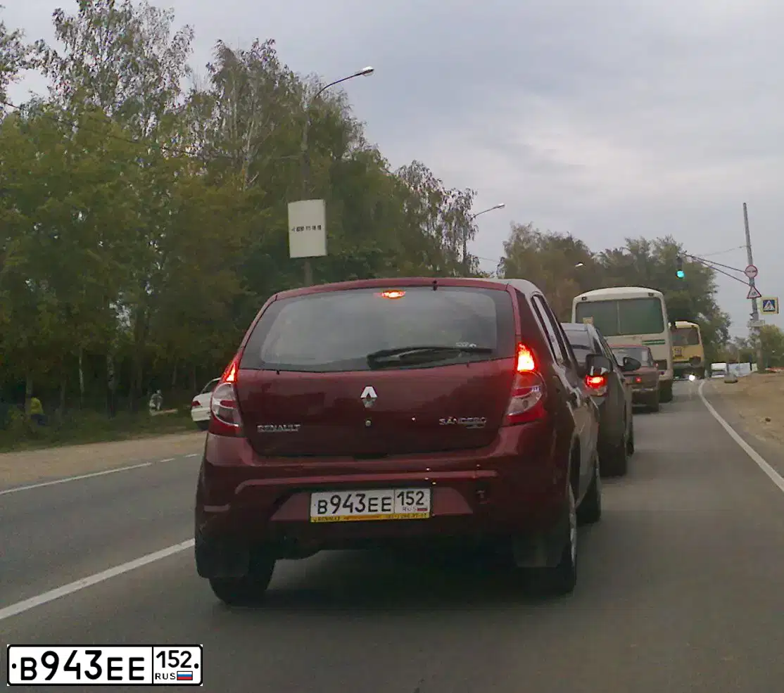 Фото автомобиля RENAULT SANDERO, 2010 — госномер С259УС58. Цвет: Красный