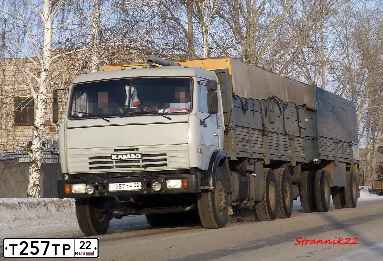 Фото автомобиля KAMAZ 53215 /6X4/, 2001 — госномер Т257ТР22. Цвет: СВ.ДЫМКА