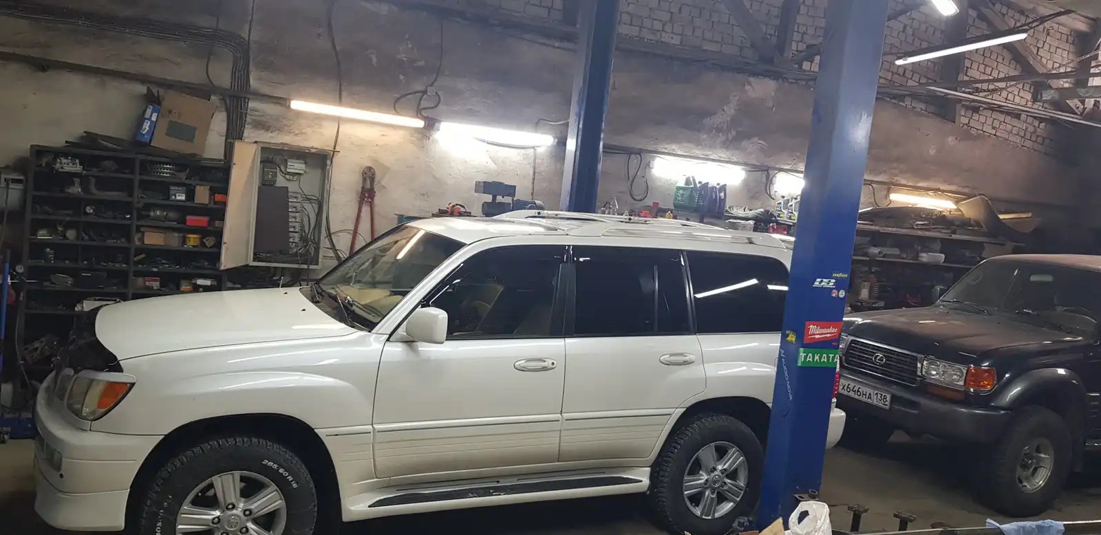 Фото автомобиля LEXUS LX, 1997 — госномер Х646НА138. Цвет: Темно-зеленый