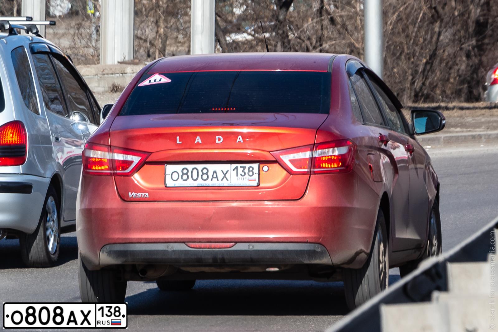 Фото автомобиля LADA VESTA, 2016 — госномер О808АХ138. Цвет: Красный