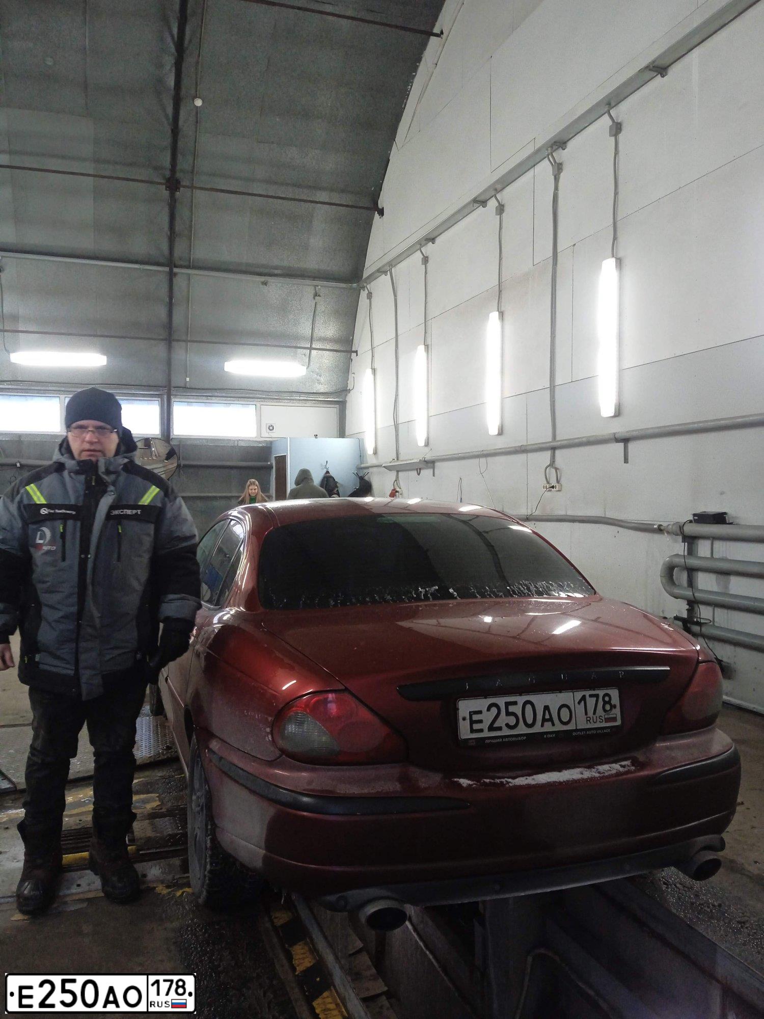 Фото автомобиля JAGUAR X-TYPE, 2005 — госномер Е250АО178. Цвет: ВИШНЕВЫЙ