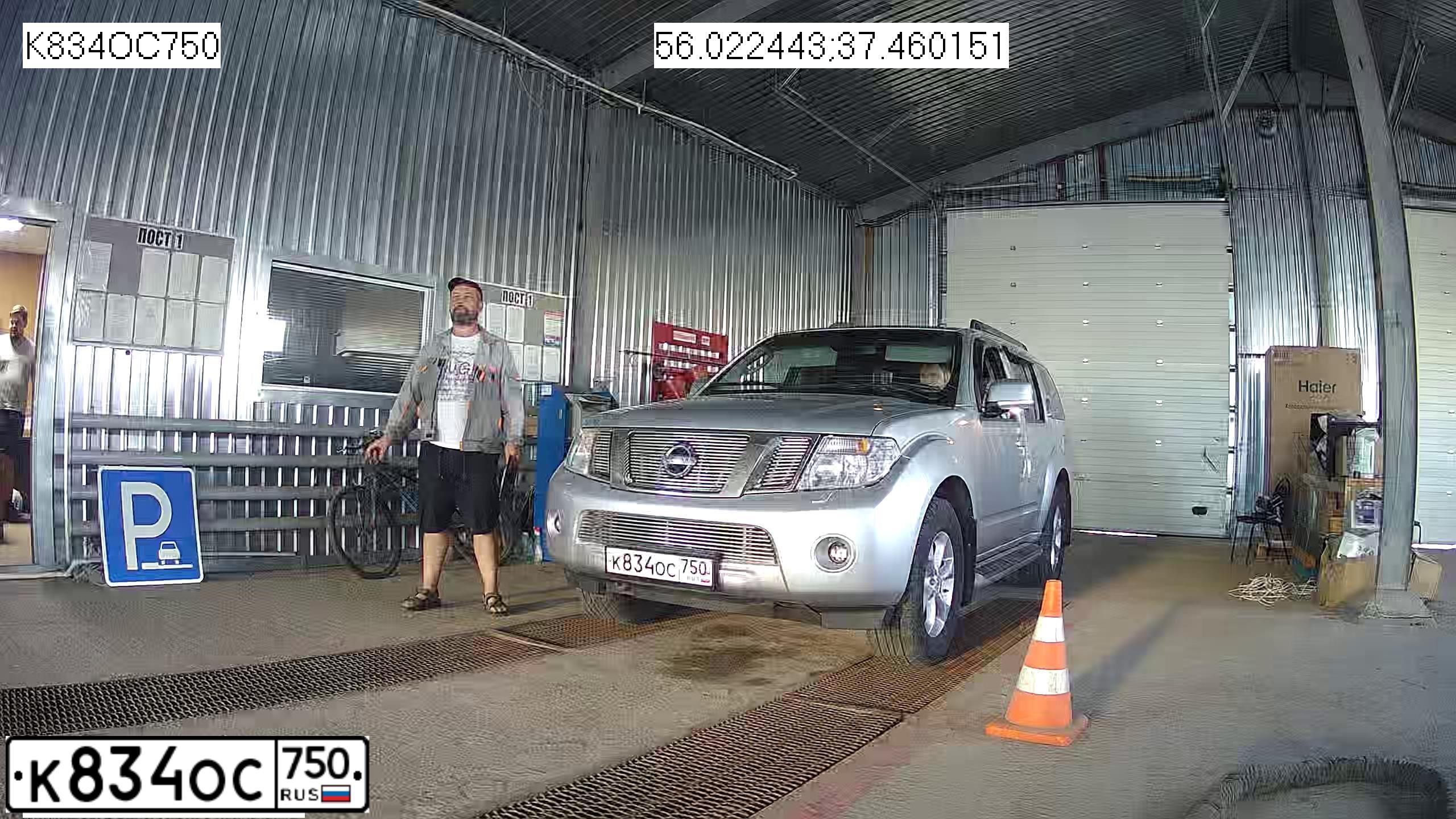 Фото автомобиля NISSAN PATHFINDER, 2011 — госномер Р981СР70. Цвет: СЕРЕБРИСТЫЙ