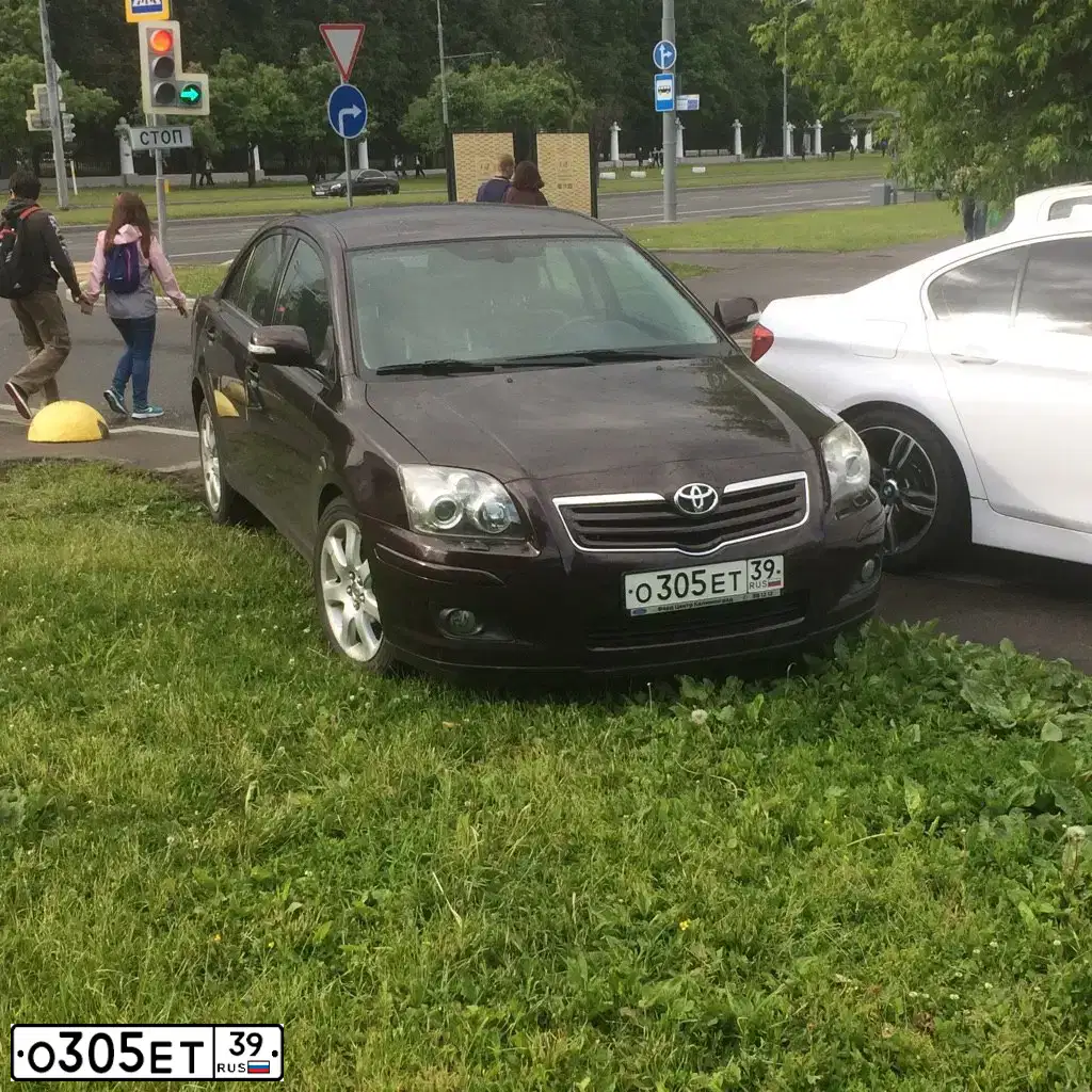 Фото автомобиля TOYOTA AVENSIS, 2008 — госномер В292НХ799. Цвет: БОРДОВЫЙ