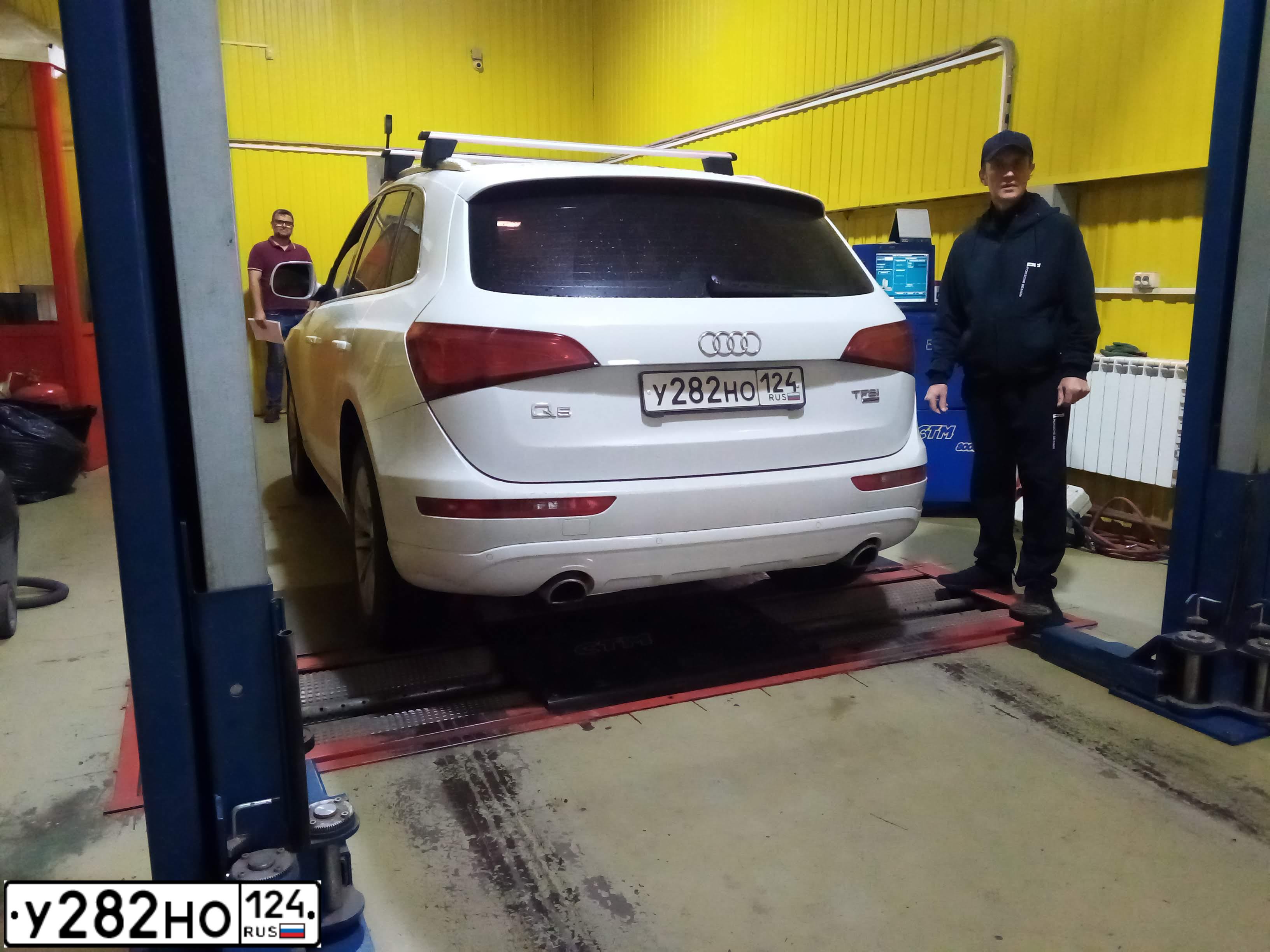 Фото автомобиля AUDI Q5, 2013 — госномер У282НО124. Цвет: Белый