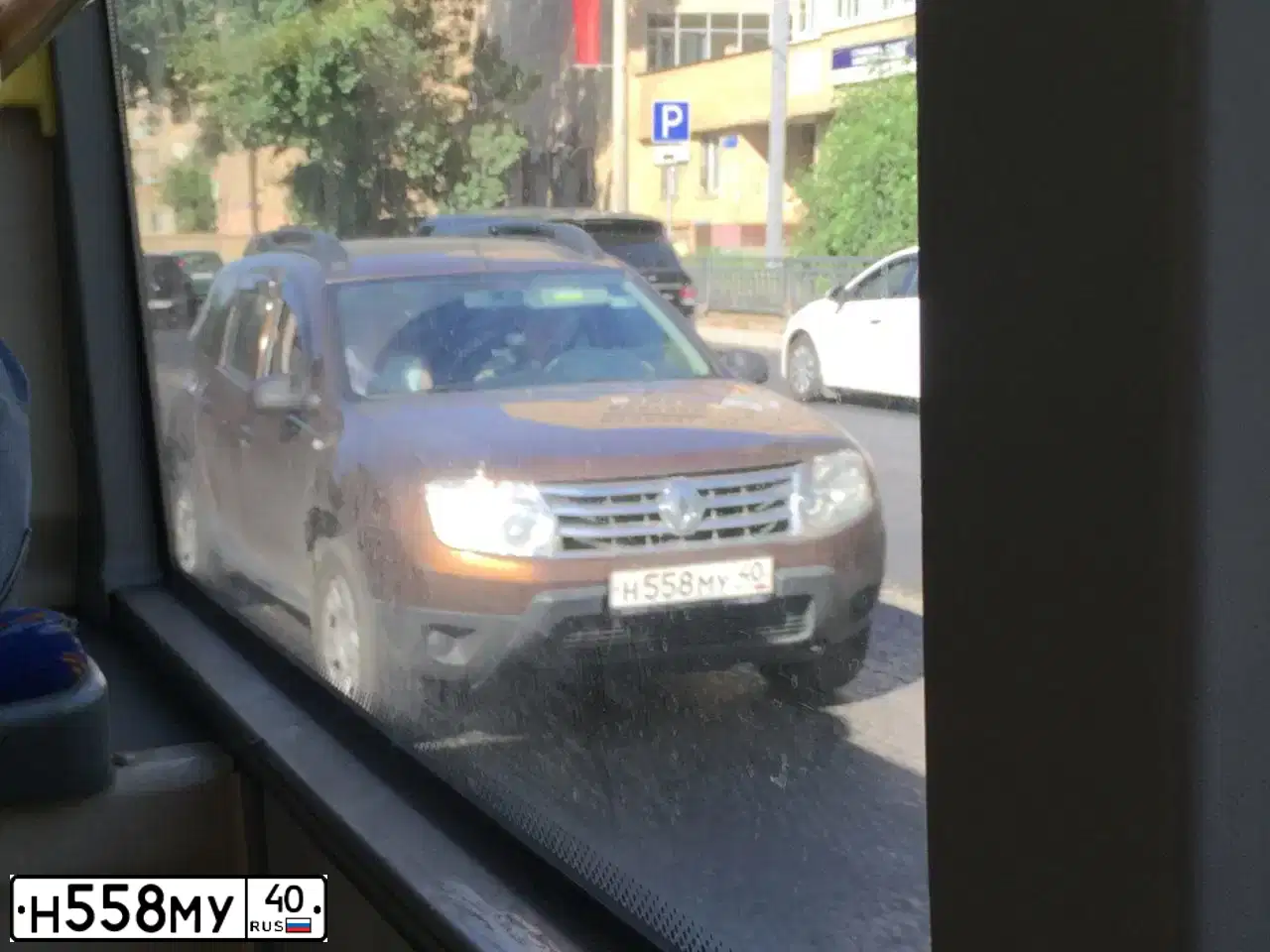 Фото автомобиля RENAULT DUSTER, 2013 — госномер Н558МУ40. Цвет: КОРИЧНЕВЫЙ