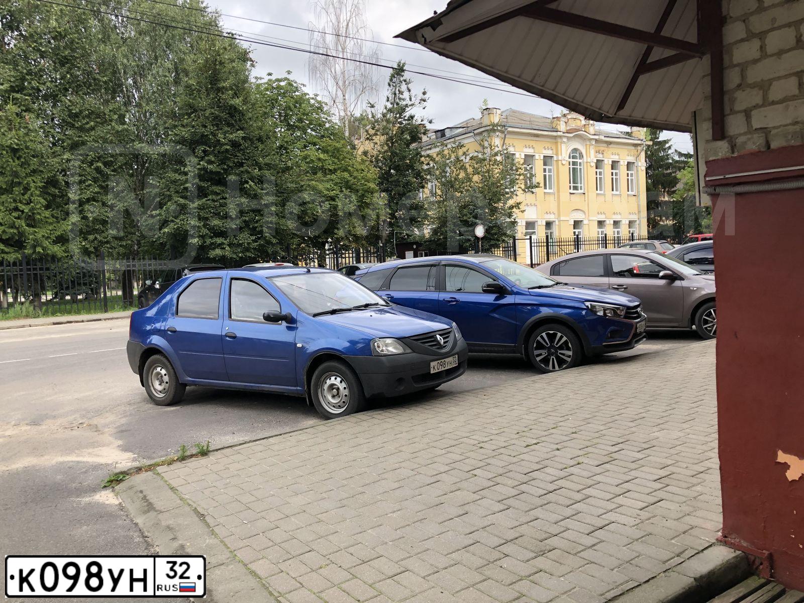 Фото автомобиля RENAULT LOGAN, 2008 — госномер К098УН32. Цвет: СИНИЙ МЕТАЛЛИК