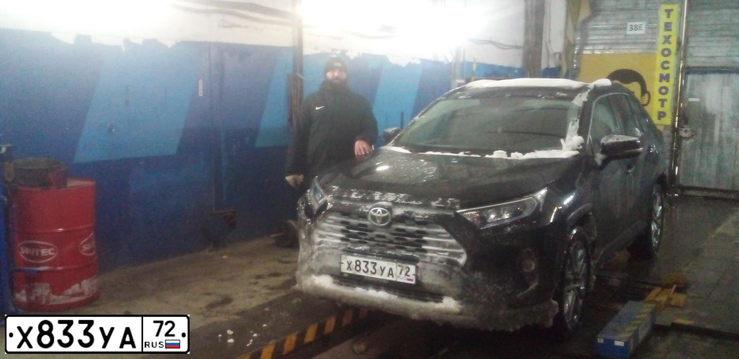 Фото автомобиля TOYOTA RAV4, 2019 — госномер Т824СУ196. Цвет: ЧЕРНЫЙ
