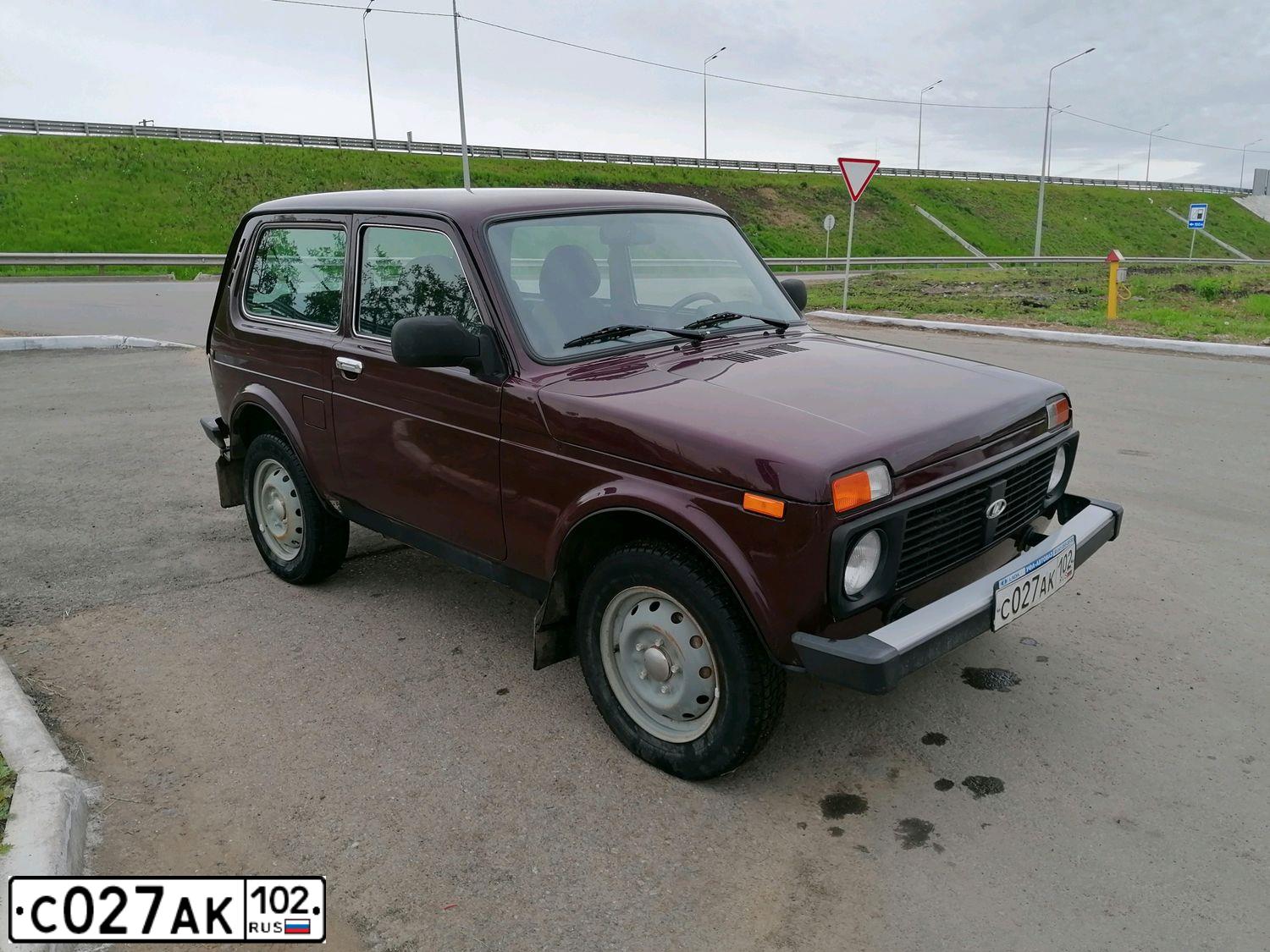 Фото автомобиля LADA 2121 NIVA, 2014 — госномер С027АК102. Цвет: ТЕМНО-ВИШНЕВЫЙ