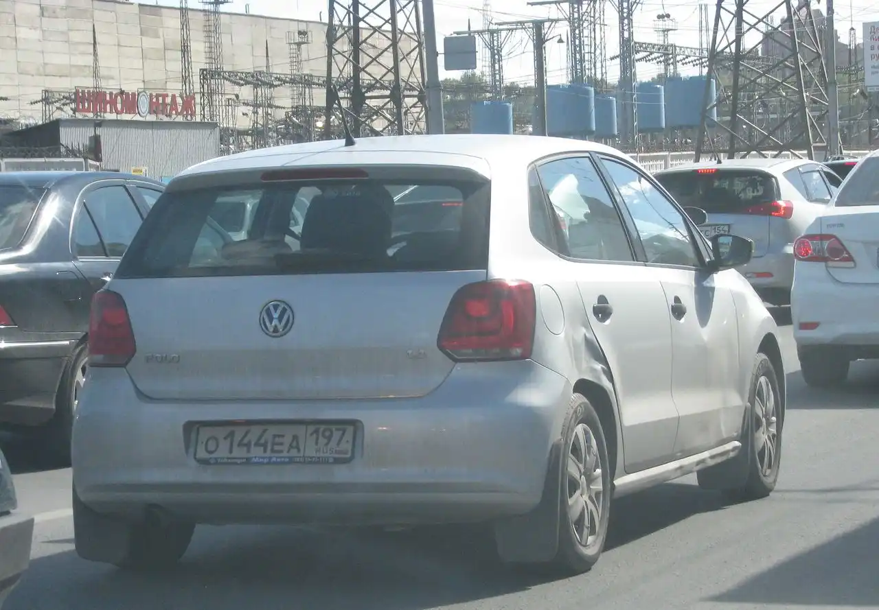 Фото автомобиля VOLKSWAGEN POLO, 2010 — госномер М136АВ154. Цвет: СЕРЕБРИСТЫЙ