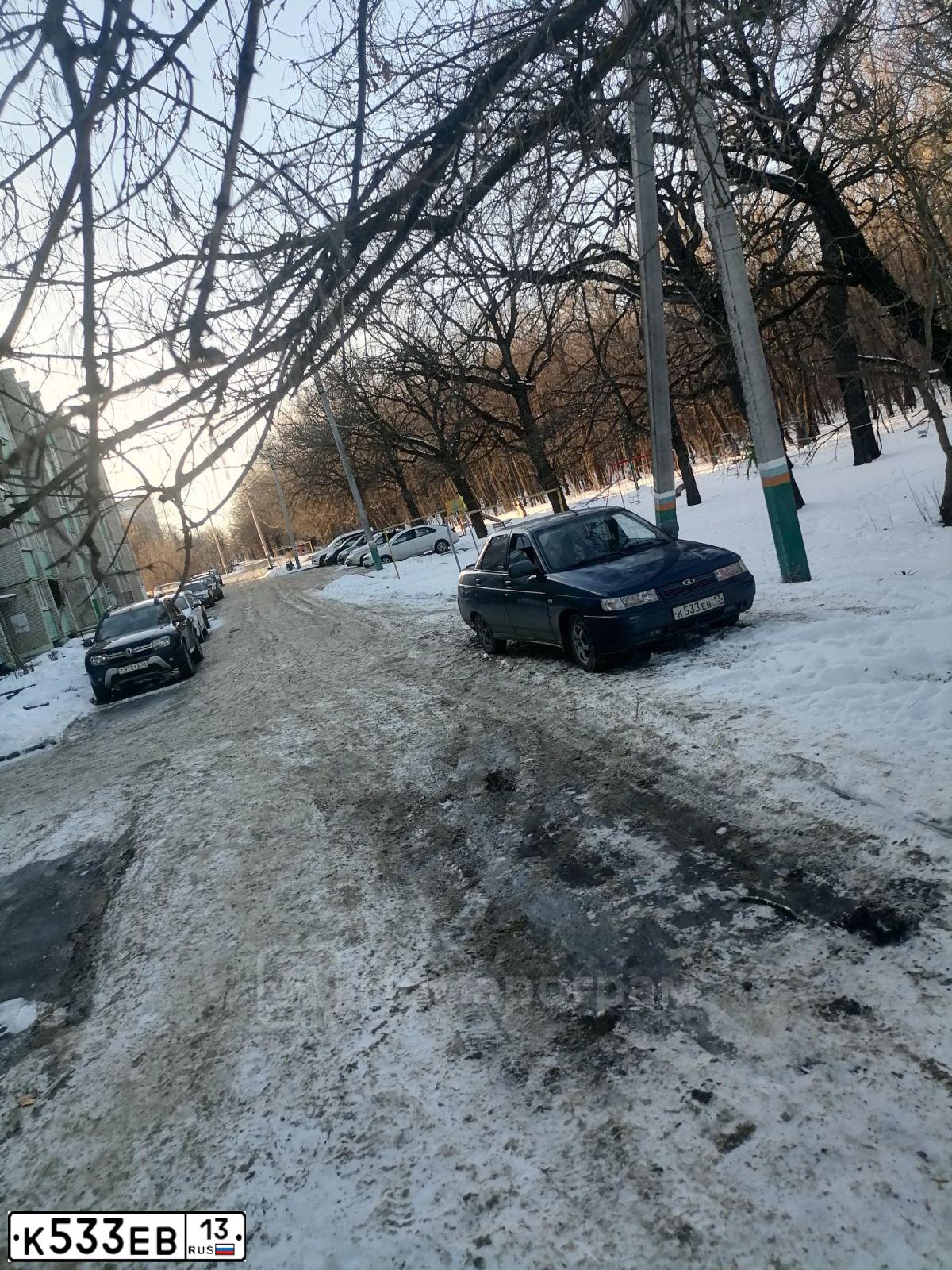 Фото автомобиля LADA 2110 LADA, 2003 — госномер К533ЕВ13. Цвет: СЕРЕБРИСТЫЙ ЯРКО-СИНИЙ
