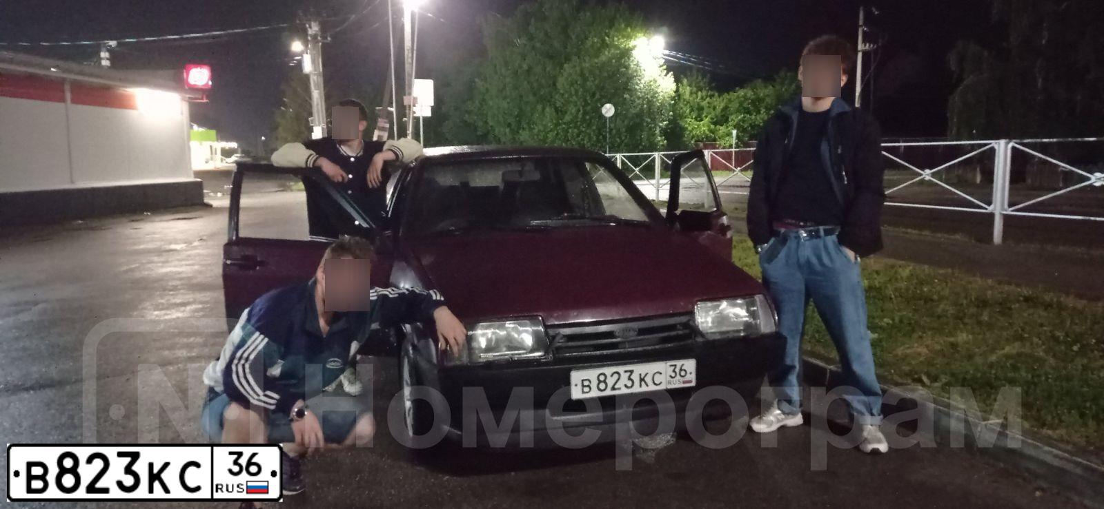 Фото автомобиля LADA 2109 SAMARA, 1997 — госномер В823КС36. Цвет: ГРАНАТОВЫЙ