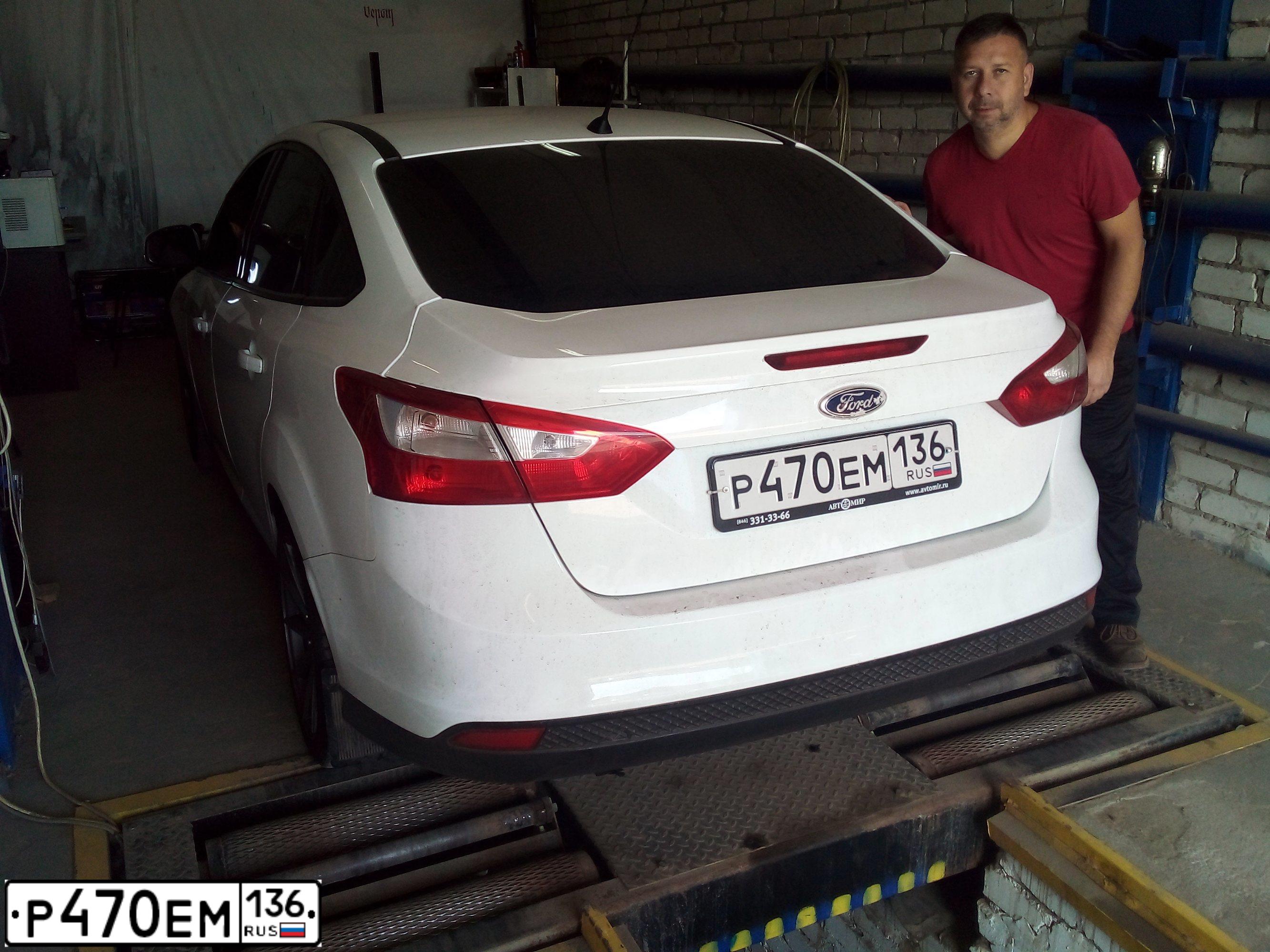 Фото автомобиля FORD FOCUS, 2012 — госномер Р470ЕМ136. Цвет: Белый