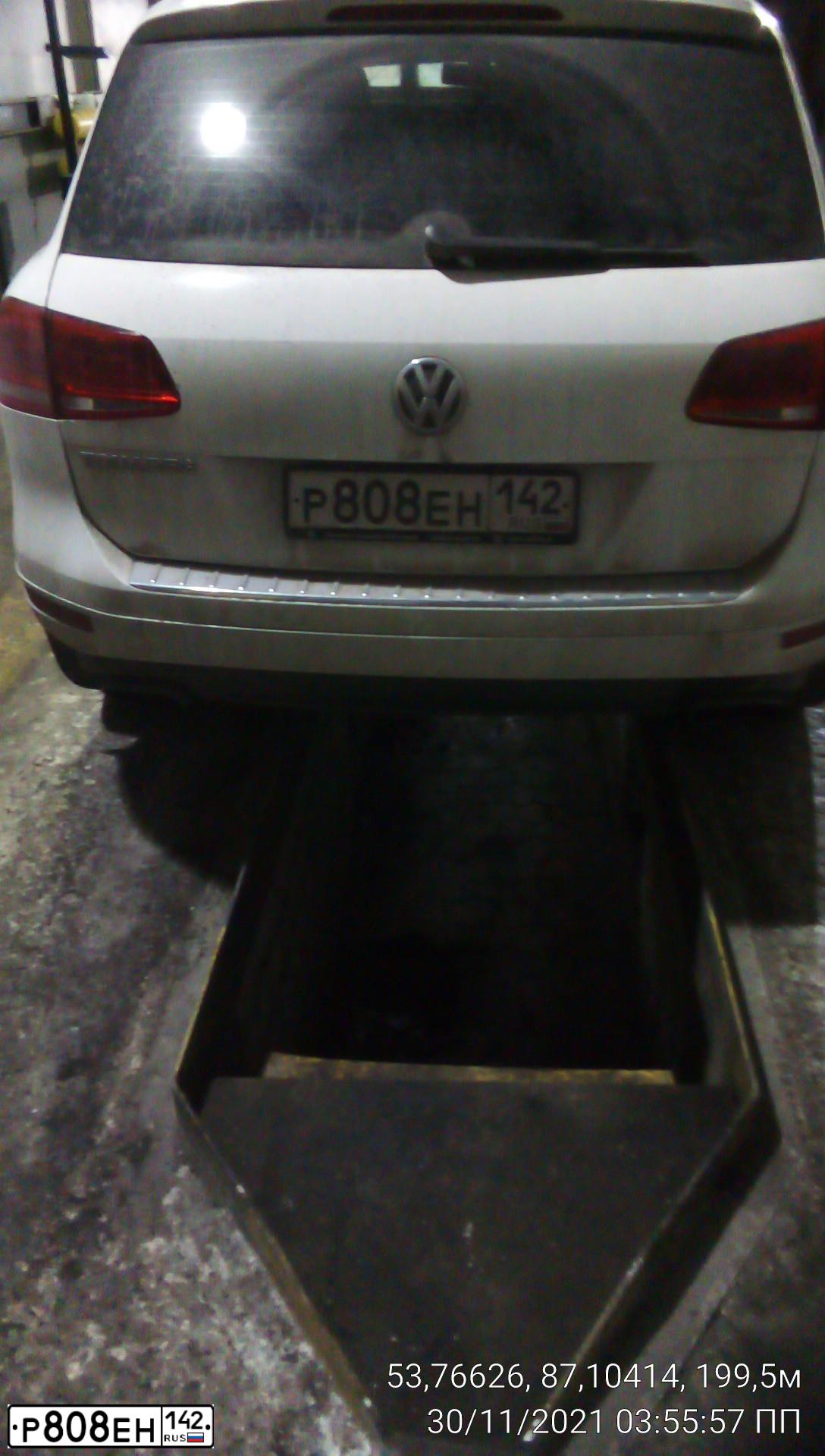 Фото автомобиля VOLKSWAGEN TOUAREG, 2013 — госномер Р808ЕН142. Цвет: Белый