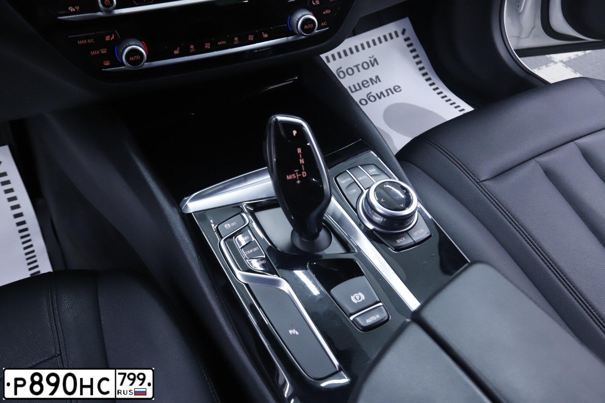 Фото автомобиля BMW SERIE 5, 2017 — госномер Р890НС799. Цвет: Белый