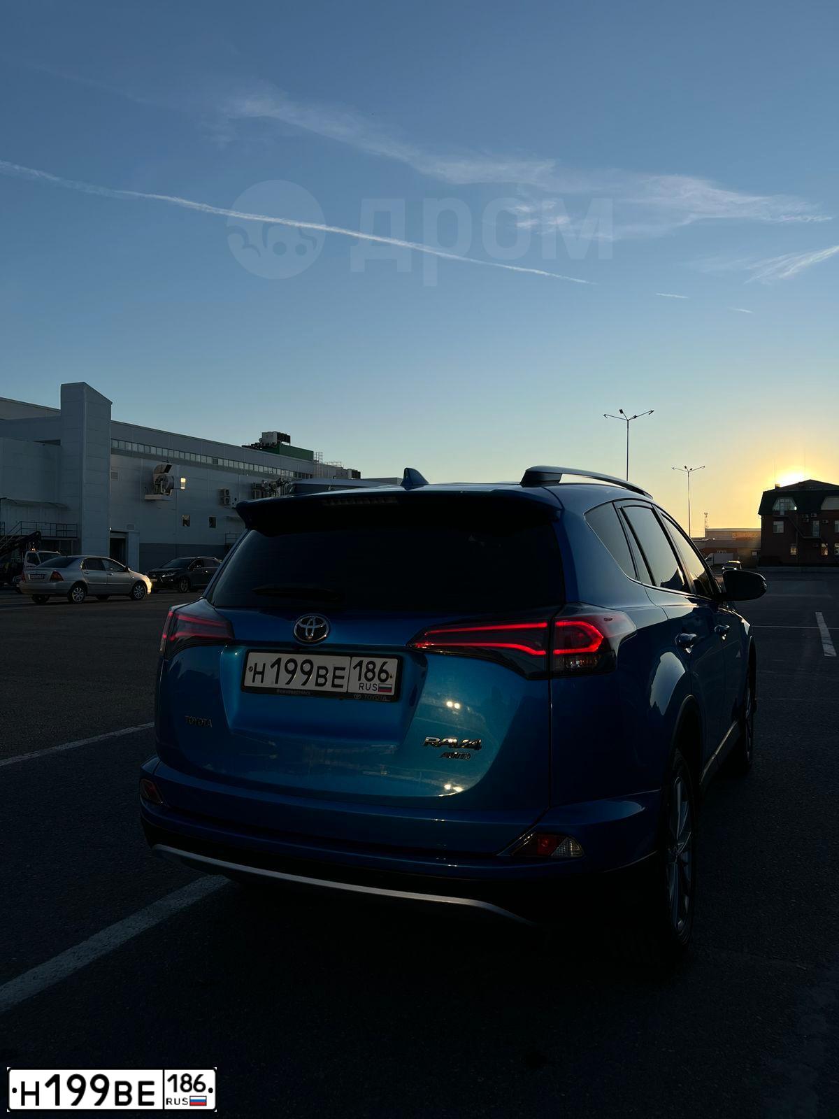 Фото автомобиля TOYOTA RAV4, 2016 — госномер Н199ВЕ186. Цвет: синий