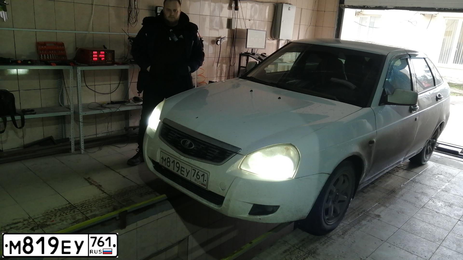 Фото автомобиля LADA 2172 PRIORA, 2010 — госномер Н757ХЕ61. Цвет: Белый