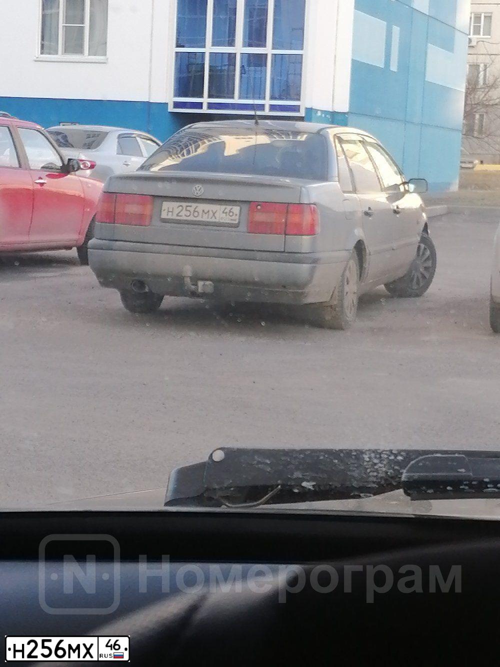 Фото автомобиля VOLKSWAGEN PASSAT, 1994 — госномер Н256МХ46. Цвет: СЕРЫЙ