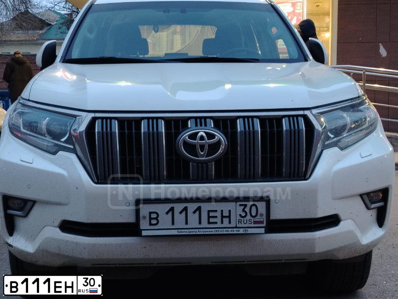 Фото автомобиля TOYOTA LANDCRUISER, 2010 — госномер В111ЕН30. Цвет: Белый