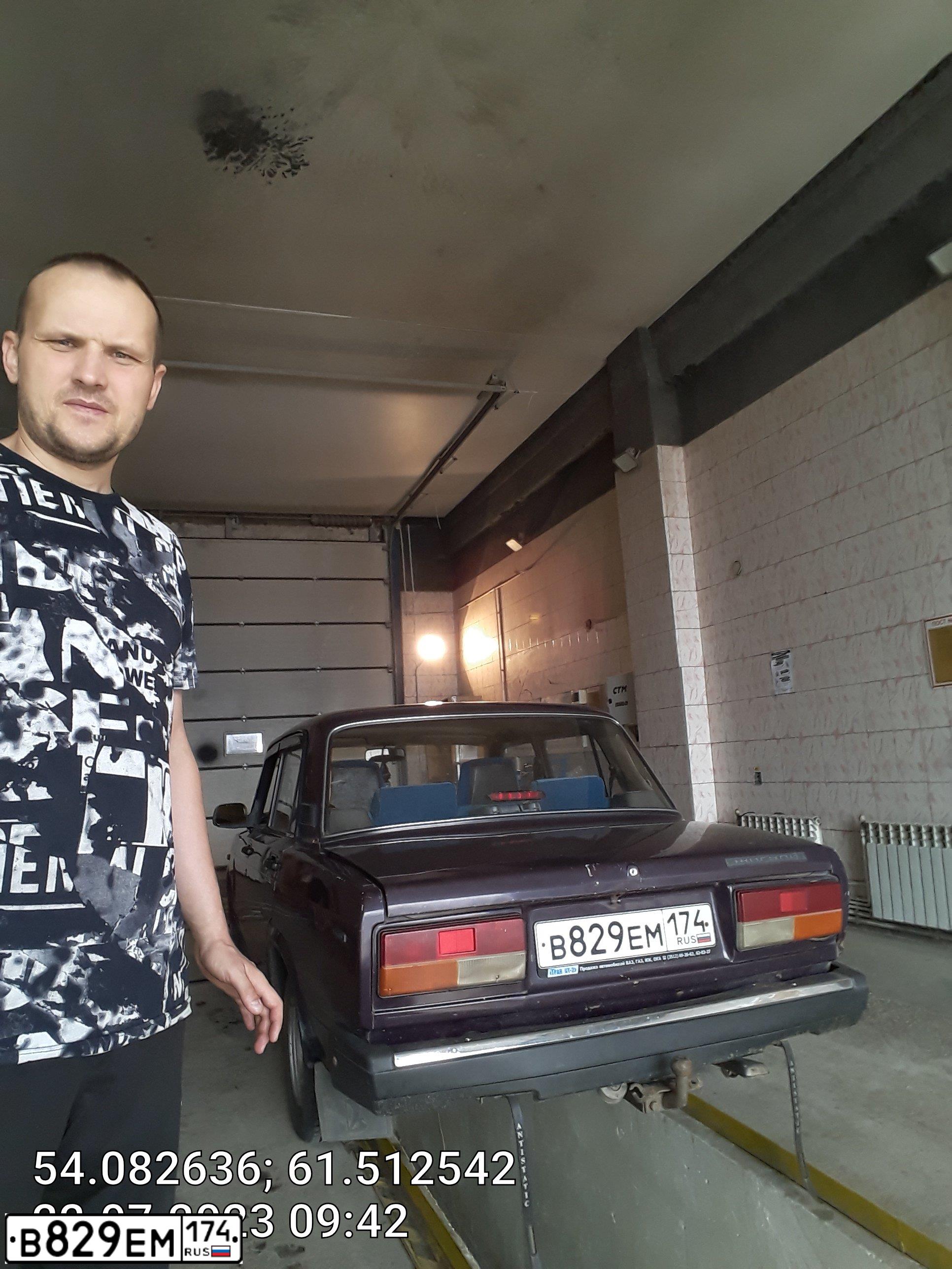Фото автомобиля LADA 2107, 2004 — госномер В829ЕМ174. Цвет: ФИОЛЕТОВЫЙ
