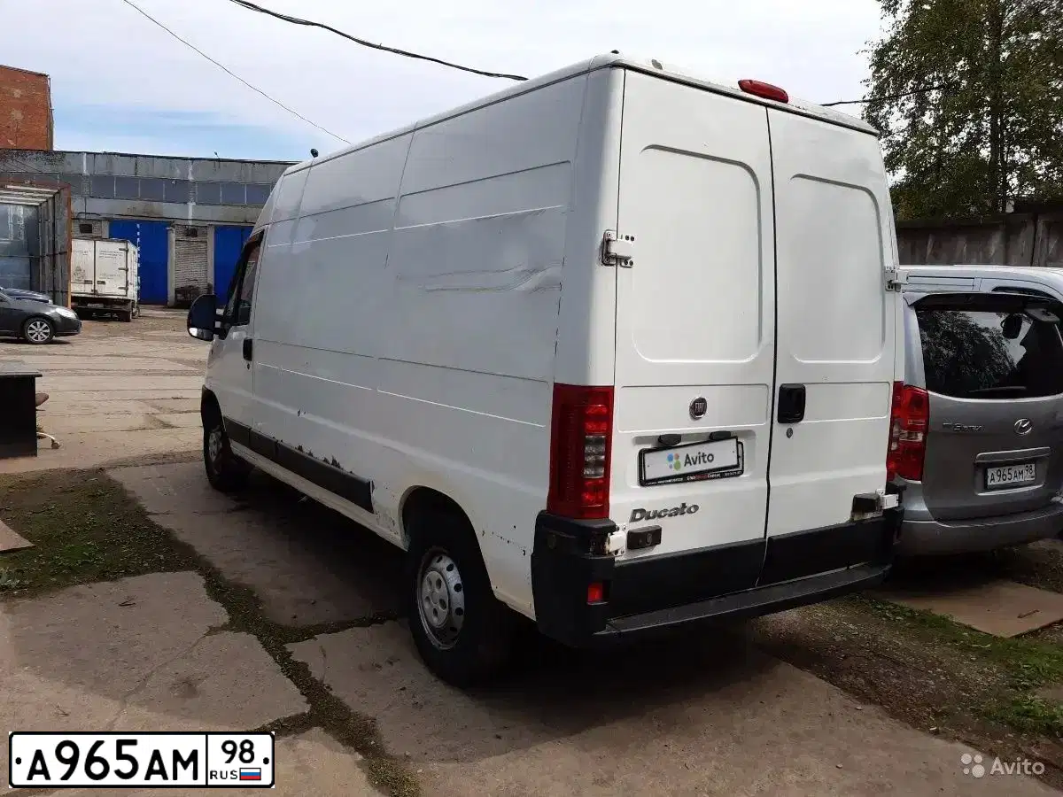 Фото автомобиля HYUNDAI GRAND STAREX, 2010 — госномер К636ОТ198. Цвет: СЕРЫЙ