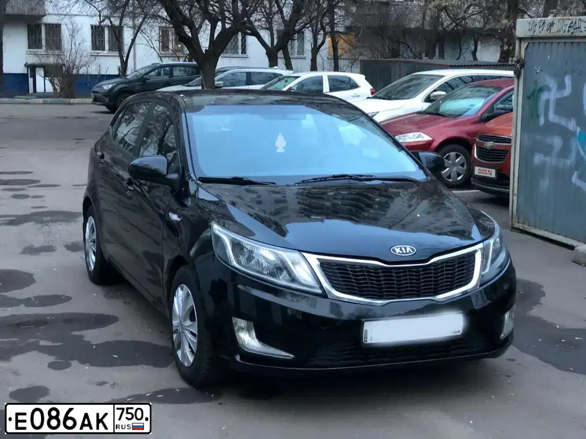 Фото автомобиля KIA RIO, 2013 — госномер Е086АК750. Цвет: ЧЕРНЫЙ