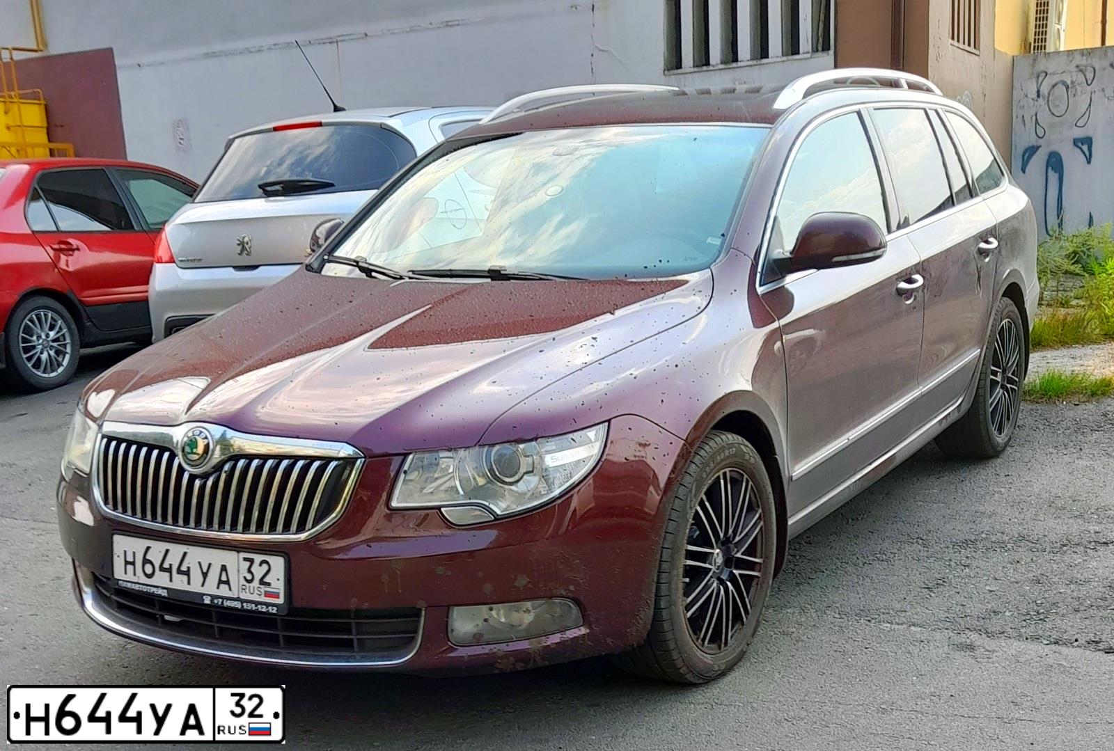 Фото автомобиля SKODA SUPERB, 2011 — госномер Н644УА32. Цвет: ТЕМНО - БОРДОВЫЙ