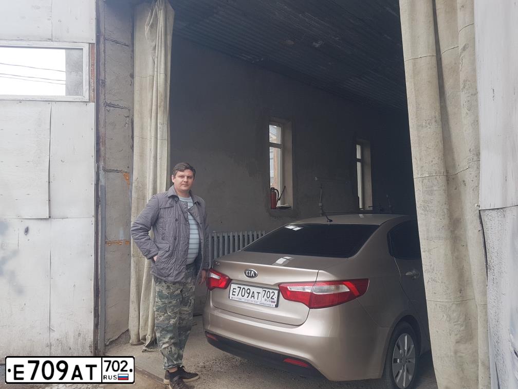 Фото автомобиля KIA RIO, 2013 — госномер М027ВР702. Цвет: БЕЖЕВЫЙ