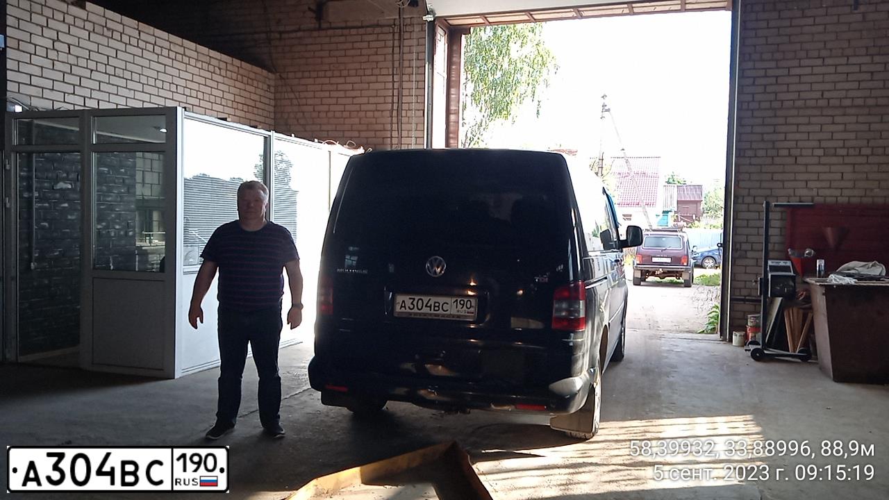 Фото автомобиля VOLKSWAGEN MULTIVAN, 2004 — госномер А304ВС180. Цвет: ЧЕРНЫЙ