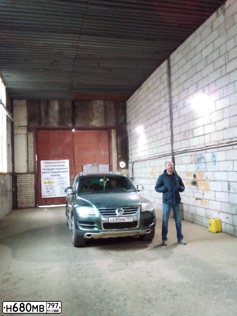 Фото автомобиля VOLKSWAGEN TOUAREG, 2007 — госномер А335ОВ790. Цвет: СЕРО-ЗЕЛЕНЫЙ