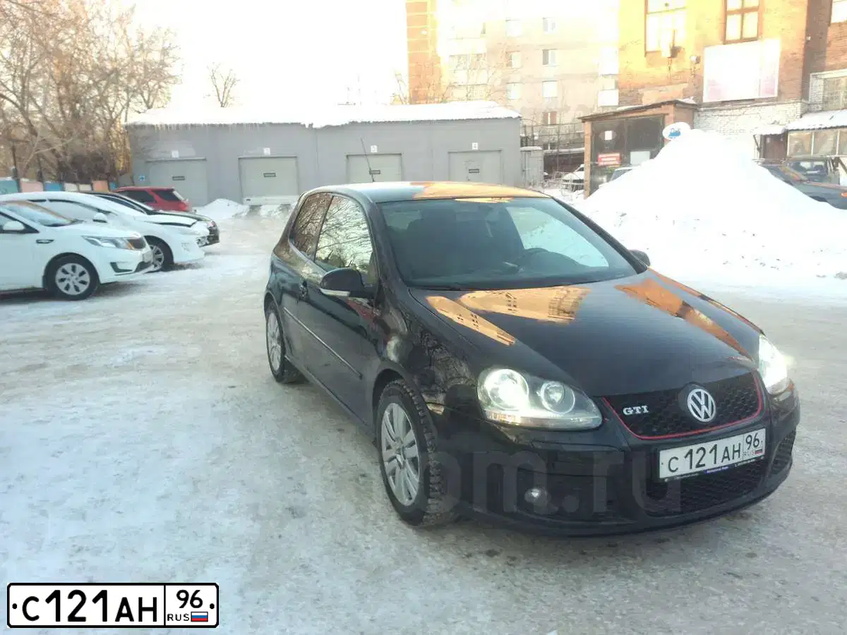 Фото автомобиля VOLKSWAGEN GOLF, 2008 — госномер А404ЕА174. Цвет: ЧЕРНЫЙ