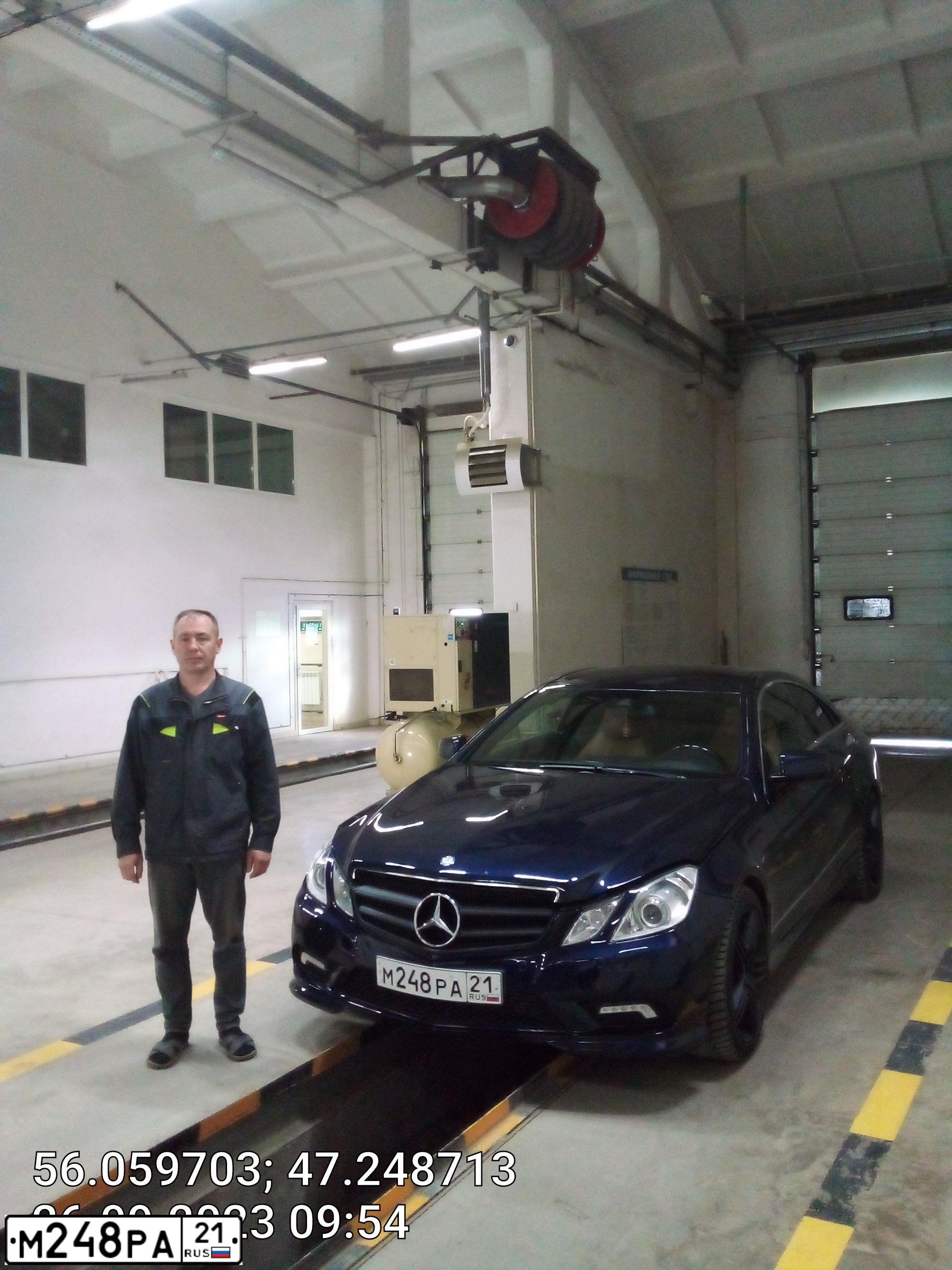 Фото автомобиля MERCEDES E-KLASSE, 2011 — госномер М466НН21. Цвет: синий